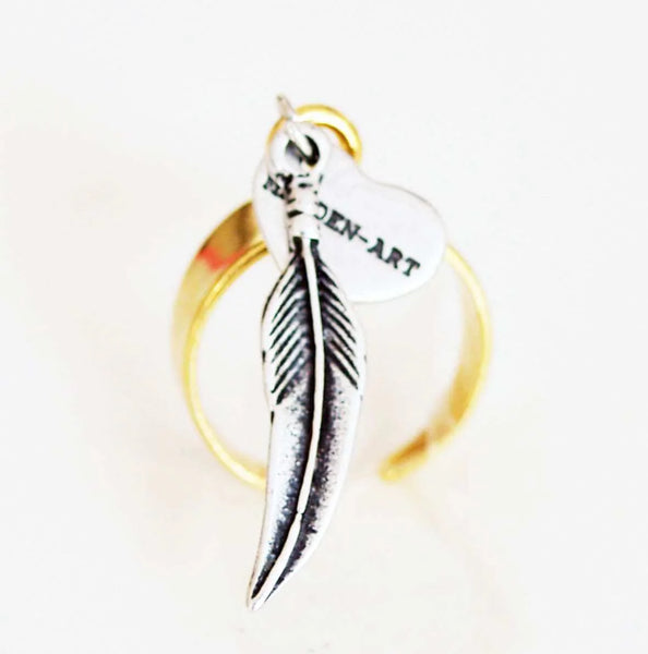 Statement ring in gold with feather charm - Maiden-Art