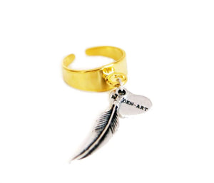 Statement ring in gold with feather charm - Maiden-Art