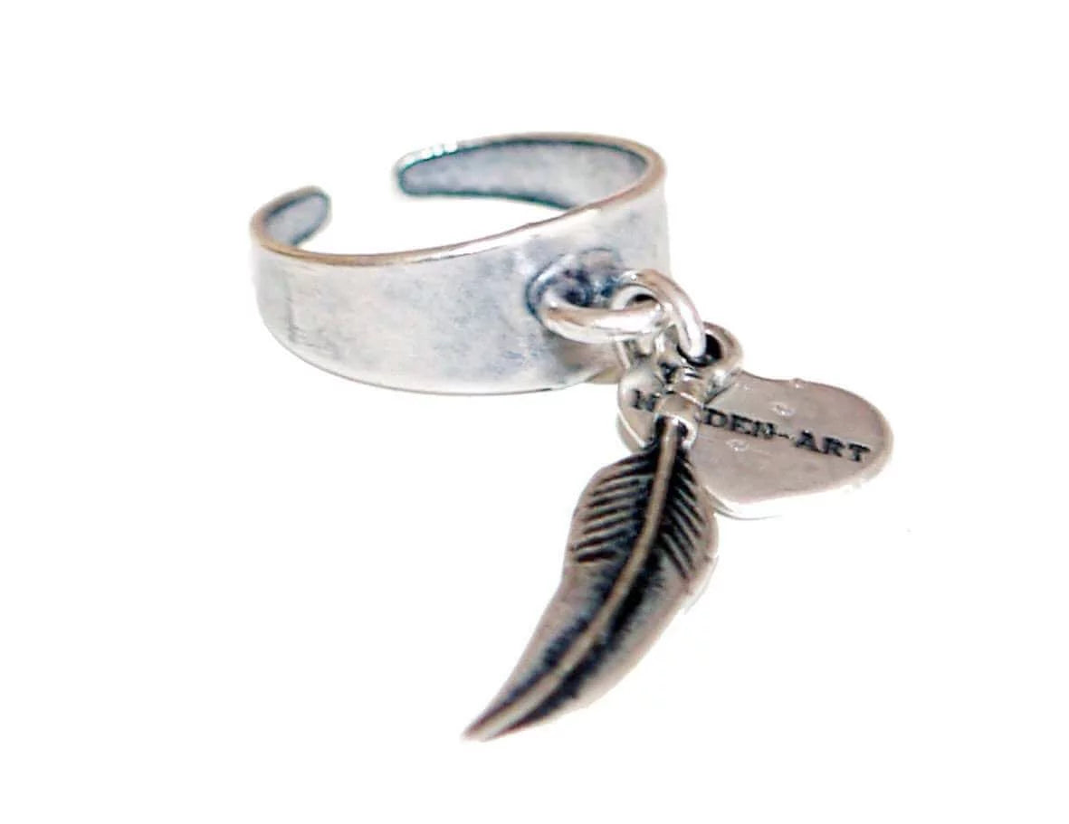 Statement ring in silver with feather charm - Maiden-Art