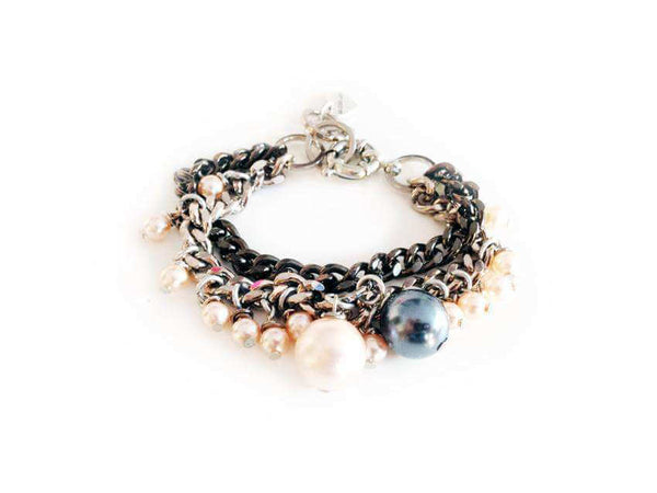 Charm bracelet with oversize pearls. - Maiden-Art