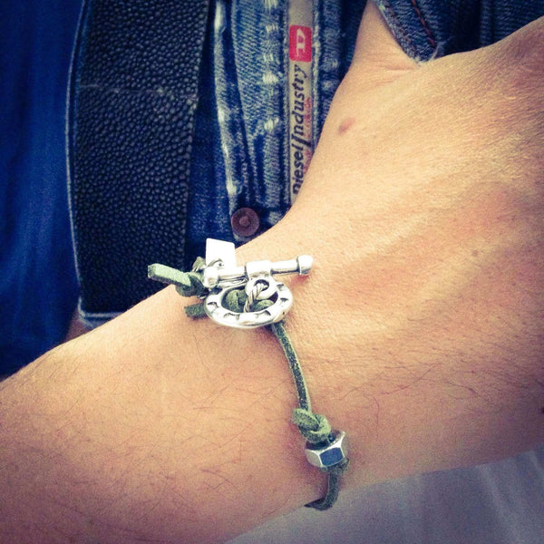 Mens bracelet in green deerskin and bolt nuts - Maiden-Art